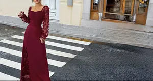 Détail de la robe bordeaux avec manches transparentes à fleurs 3D et taille plissée