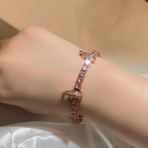 Détail du bracelet tennis avec zircons roses de 5 mm et pointes dorées sur le poignet
