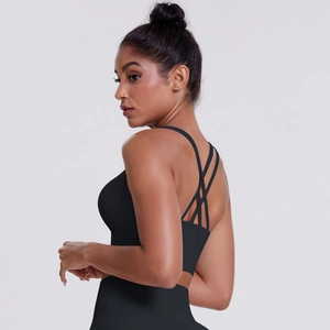 Dettaglio delle spalline incrociate sul reggiseno sportivo nero e set leggings
