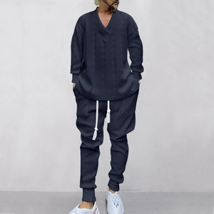 Stylisches dunkelblaues Strick-Set für Herren mit V-Ausschnitt-Pullover und Jogginghose.