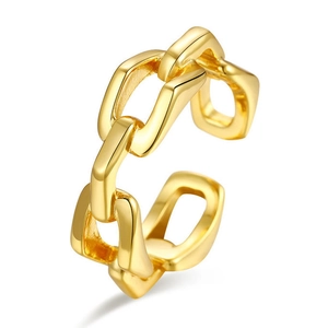 Detalle de anillo de eslabones cubanos chapado en oro de 18K con acabado metálico pulido