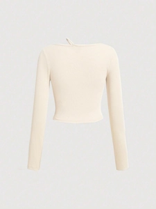 Top de punto ajustado en color crema de manga larga con escote asimétrico de tiras