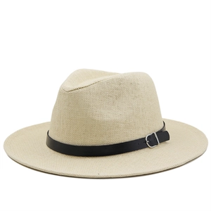 Chapeau de paille panama crème avec ceinture en cuir noir et boucle argentée pour l'été