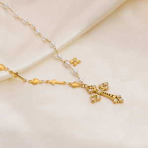 Collier trombone doré avec perles et un pendentif croix en cristal et cœur