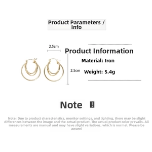 Detailed view of 2.5cm triple-layered gold circular earrings with dimensions and weight info
