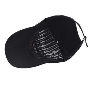 Dettaglio interno del cappello da baseball con ricamo a stella bianca e fibbia in metallo