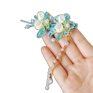 Pince à cheveux de style ancien avec fleurs de tulipes bleues, perles et glands