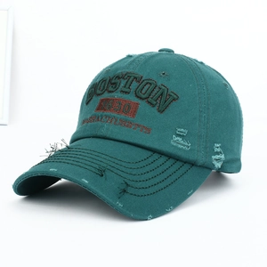 Détail de cette casquette de baseball sarcelle vieillie avec broderie Boston 1630
