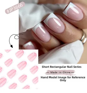 Gros plan d'ongles à presser French classiques, base rose nude et forme carrée
