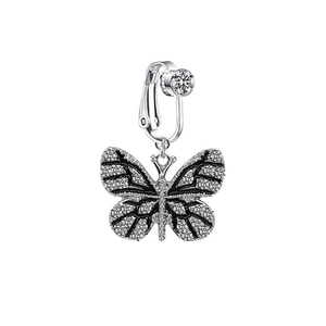 Clip de nombril papillon argenté sans perçage orné de strass brillants sur fond blanc