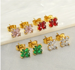 Détails de boucles d'oreilles trèfle avec zircons colorés en forme de cœur plaqués or 18 carats