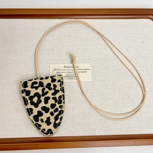 Détail du porte-lunettes léopard avec coutures précises et cordon beige ajustable