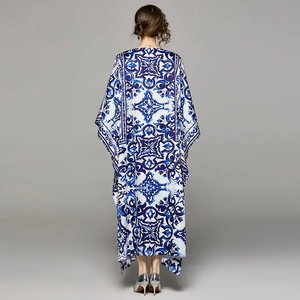 Vue arrière d'une robe caftan à imprimé floral porcelaine bleu et blanc