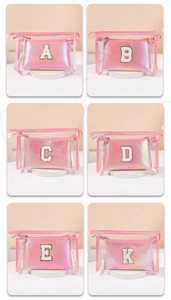 Beauty case rosa in PVC e PU con toppe di lettere in ciniglia in un layout a sei griglie
