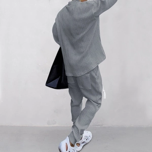 Detail eines grauen Strick-Loungewear-Sets mit Rautenmuster und seitlichen Cargotaschen