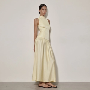 Robe longue élégante en satin jaune clair sans manches et dos nu avec coupe ajustée