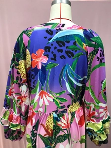 Detalle de los puños con volantes de capas en un vestido con estampado floral y leopardo