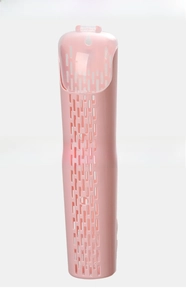 Dettaglio del portaposate in plastica rosa con coperchio e design traforato aerato