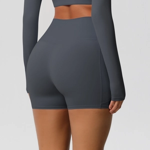 Détail du short de yoga taille haute gris foncé avec couture galbante effet push-up