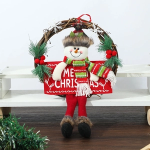 Détail d'une couronne de Noël en rotin avec bonhomme de neige et panneau Merry Christmas blanc