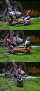 Détail de gnomes miniatures sur une balançoire pour décoration de micro-paysage jardin