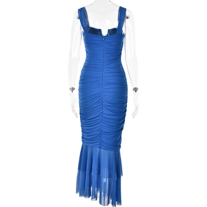 Vue arrière détaillée de la robe en tulle bleu froncée avec ourlet en queue de sirène