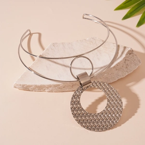 Detail van zilveren dubbellaagse metalen choker met een geweven ronde hanger