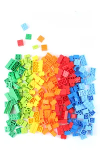 Gros plan de mini briques de construction colorées triées par couleur pour enfants