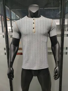 Détail du t-shirt Henley en maille gaufrée gris clair avec surpiqûres orange aux épaules