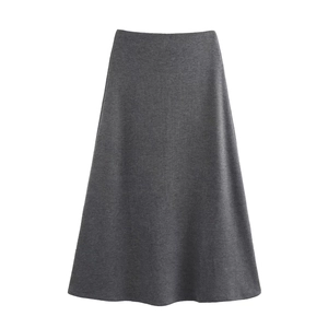 Detalle de la tela de punto gris oscuro y el corte en A de esta elegante falda larga