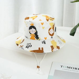 Détail d'un chapeau bob blanc pour enfant avec motifs de princesse et mentonnière