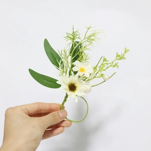 Handheld napkin ring with white daisies, green leaves and pearls for spring wedding decor