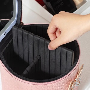 Maletín de maquillaje circular de cuero PU rosa con espejo LED y divisores