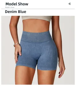 Gros plan du short de yoga sans couture bleu denim avec taille haute et texture côtelée