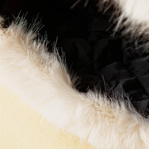 Vue macro détaillée de la garniture en fourrure de renard et doublure matelassée du bonnet