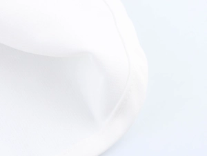 Vista macro della trama del tessuto bianco e dei dettagli delle cuciture dell'abito