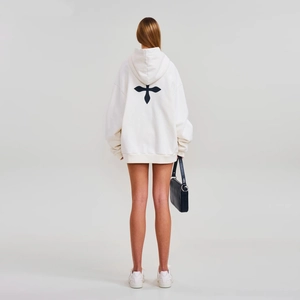 Sweat à capuche blanc oversize en coton avec imprimé croix noire au dos, style minimaliste