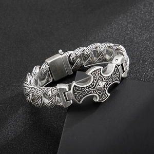 Macro di bracciale argento retrò con motivi floreali a rilievo e maglie a catena spesse