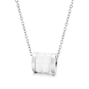 Modieuze roestvrijstalen ketting met witte keramische cilinderhanger op wit
