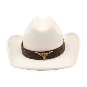 Détail d'un chapeau de cowboy blanc avec bande en cuir marron et emblème tête de taureau