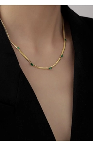 Collana chic a catena serpente dorata con cinque zirconi rettangolari verde smeraldo