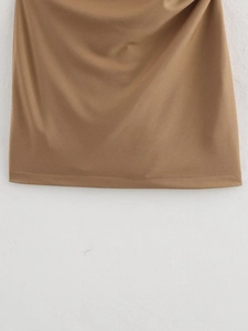 Détail du tissu en maille côtelée marron café montrant la texture et le drapé plissé
