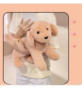 Peluche de chien Golden Retriever douce tenue pour montrer sa texture et sa taille