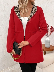 Detail der roten Kapuzenjacke mit Leopardenmuster-Futter und verstellbarem Gürtel