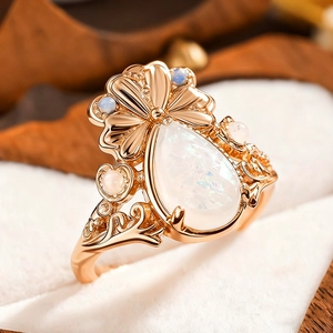 Gros plan sur une bague vintage en or avec opale en poire et gravure florale