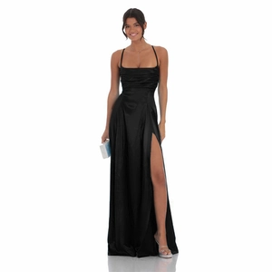 Détail de la robe longue en satin noir élégante avec fente haute et texture soyeuse