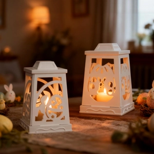 Detail van holle paashaas lantaarns met warm kaarslicht en feestelijke eierdecoratie