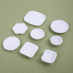 Set di 8 modelli di stoviglie bianche in miniatura per case delle bambole