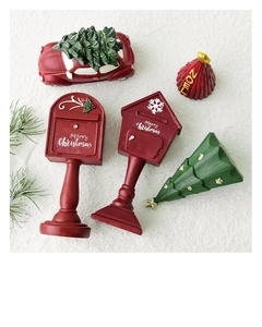 Détails à plat des décorations de Noël festives en résine avec boîte aux lettres et sapin