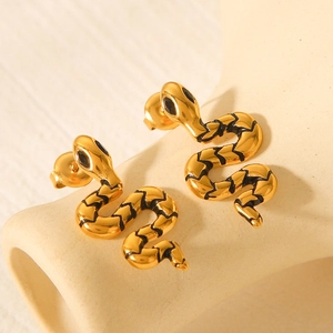 Modische 18k vergoldete Schlangen-Ohrstecker aus Edelstahl mit schwarzem Emaille-Muster